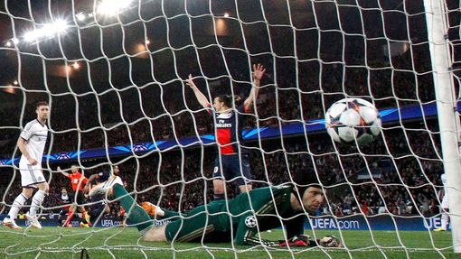 Petr Čech inkasuje gól ve čtvrtfinále Ligy mistrů