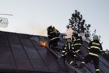 Požár chaty na Královéhradecku způsobil sám majitel. Chtěl pomocí horkovzdušné pistole rozmrazit vodovodní potrubí. V extrémním mrazu byl zásah hasičů riskantní. Voda zamrzala na střeše...