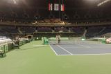 Podívejte se s námi, jak vidí arénu tenisté z různých míst kurtu. Hlediště pojme až 25 tisíc diváků, pro Davis Cup je však kapacita o necelých 10 tisíc snížena.