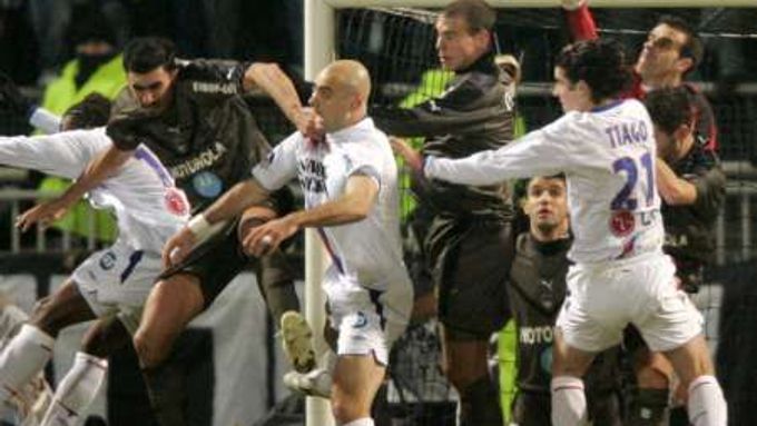 Tlačenice před brankou Ulricha Rameho z Bordeaux v ligovém utkání s Lyonem