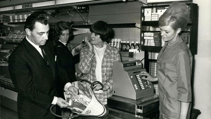 Na archivním snímku z roku 1968 detektivové v londýnském obchodě předvádějí nejčastější triky zlodějů.