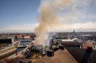 Požár budovy burzy v Kodani se stále nepodařilo uhasit. Polovina zcela vyhořela