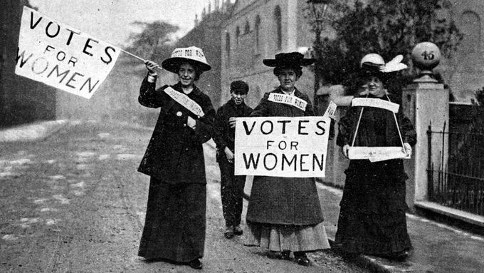 Kniha zmiňuje také úsilí sufražetek, díky nimž britské ženy získaly volební právo. Na snímku z roku 1906 v Londýně.