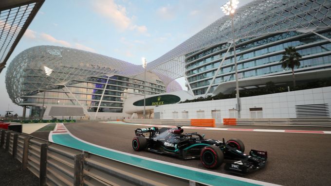 Lewis Hamilton v Mercedesu při kvalifikaci na VC Abú Zabí