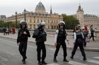 Muž na íránském konzulátu v Paříži vyhrožoval, že odpálí bombu. Zadržela ho policie