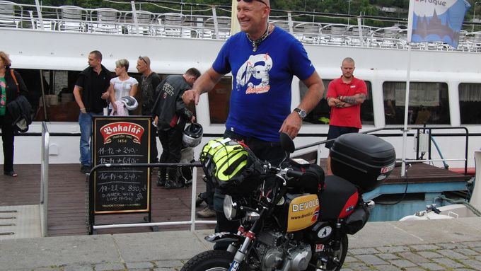 Jaroslav Šíma se vydal do Mali na replice kultovní miniaturní motorky Honda Monkey.