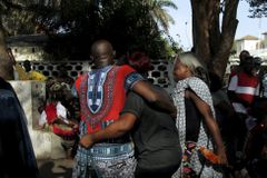 Ozbrojenci zastřelili v africkém letovisku 16 lidí včetně turistů. K útoku se přihlásila Al-Káida