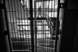 Pohled na schodiště při cestě z oddělení vězňů.