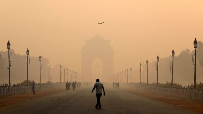 Foto: Indové slavili svátek, teď nemohou dýchat. Dillí zahalil smog kvůli petardám