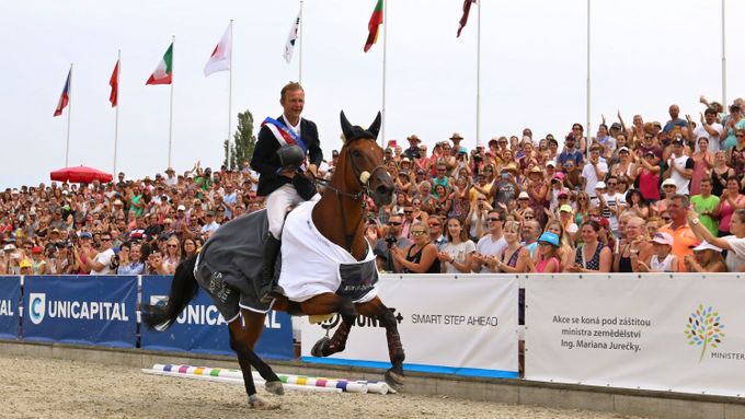 Aleš Opatrný s koněm Dimaro V D Looise Heide slaví vítězství v závodu Grand Prix Světového poháru v Olomouci 2017.