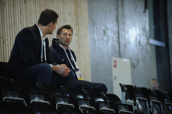 Manažer české reprezentace Jiří Fischer (vlevo) a slovenský asistent Vladimír Országh rozmlouvají při tréninku. Jako hráči proti sobě stáli v NHL i na mezinárodní scéně.