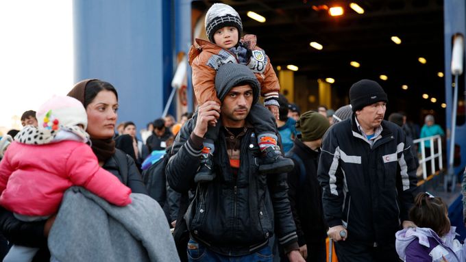 Řecké ostrovy jsou nejčastějším cílem uprchlíků. Bruselu se nelíbí nedostatečná ochrana hranic.