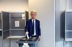Wilders, který si za svůj účes vysloužil přezdívku "Peroxidový kapitán", vhodil hlasovací lístek do urny v Haagu těsně před devátou hodinou ranní.