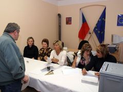 Takhle se čekalo ve volební místnosti v Trokavci na účastníky referenda o radarové základně.