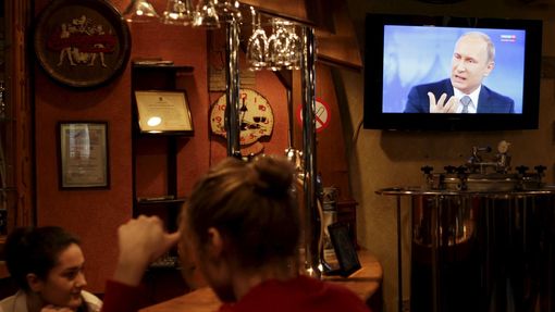 Debatu s ruským prezidentem sledují i v baru.