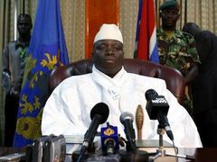 Prezident Gambie Jahja Džammí během tiskové konference po vyhraných prezidentských volbách