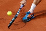 Modrá s trochou oranžové na raketě i botách je letošní móda na Roland Garros v podání jednoho z celé řady skvělých španělských antukářů.