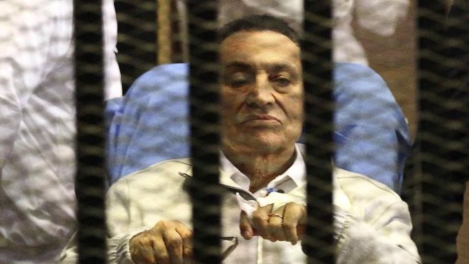 Husní Mubarak v soudní síni.