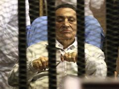 Egyptský exprezident Husní Hubarak poslouchá verdikt, na jehož základě byl sice podmínečně propuštěn z vazby, kvůli jinému obvinění ale za mřížemi zůstane. Foto z 15. dubna 2013.