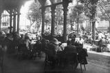 Rušné odpoledne v zahradní restauraci před Národním domem na Vinohradech. Fotografie pořízená kolem roku 1920. Restaurace v místech dnešní Blanické ulice byla zrušena v šedesátých letech.