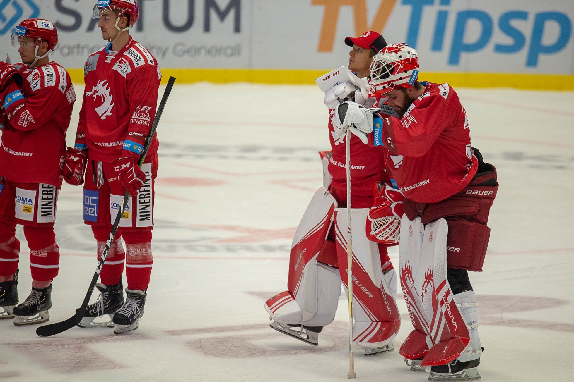 33. kolo hokejové Tipsport extraligy, Vítkovice - Třinec: Třinečtí hokejisté smutní po porážce 3:4 (úplně vpravo Patrik Bartošák)
