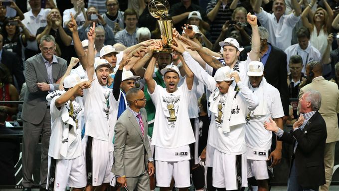 Basketbalisté San Antonia slaví titul v zámořské NBA.