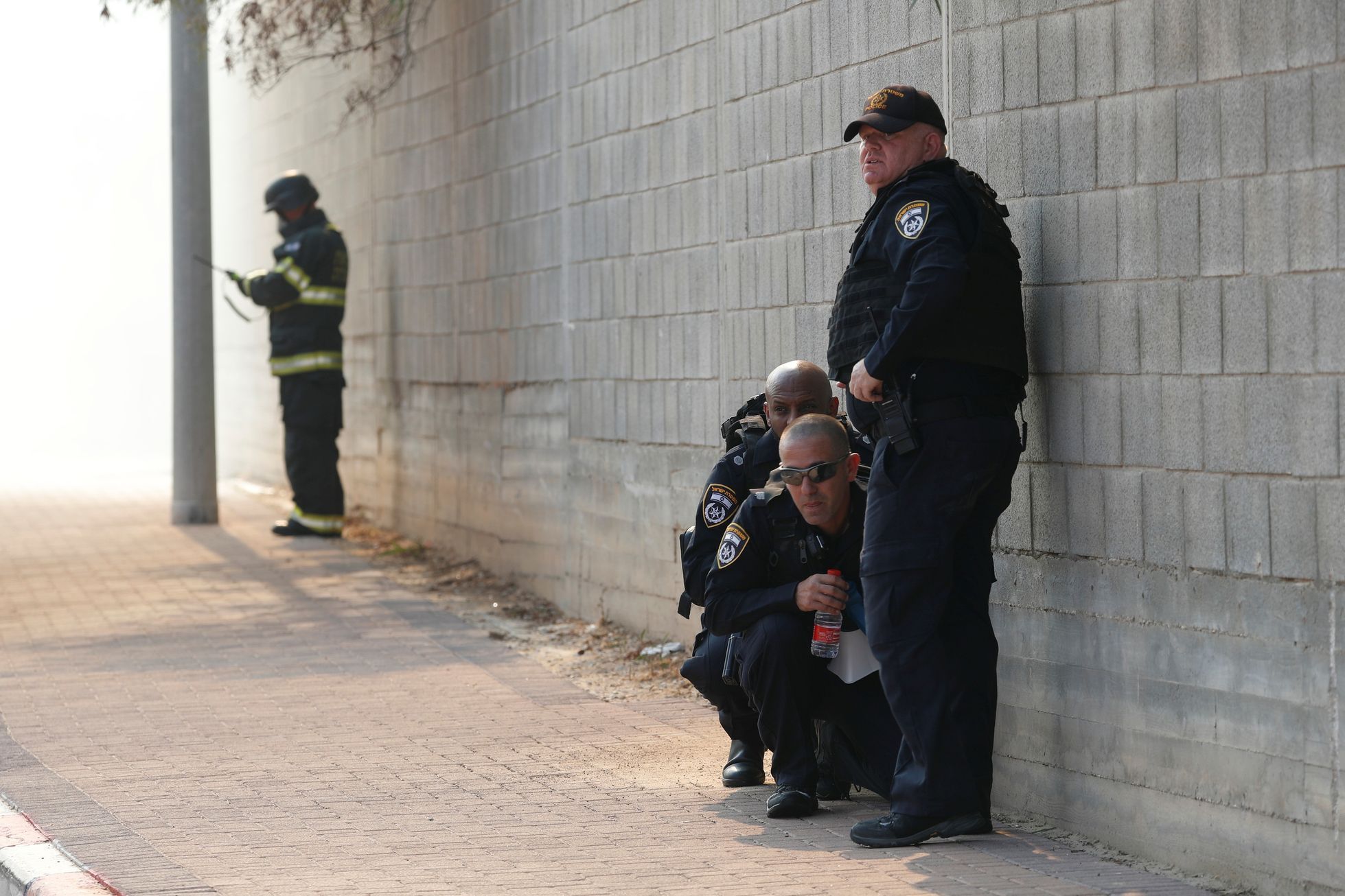 Policie v Izraeli během sirén, které varují před raketami.