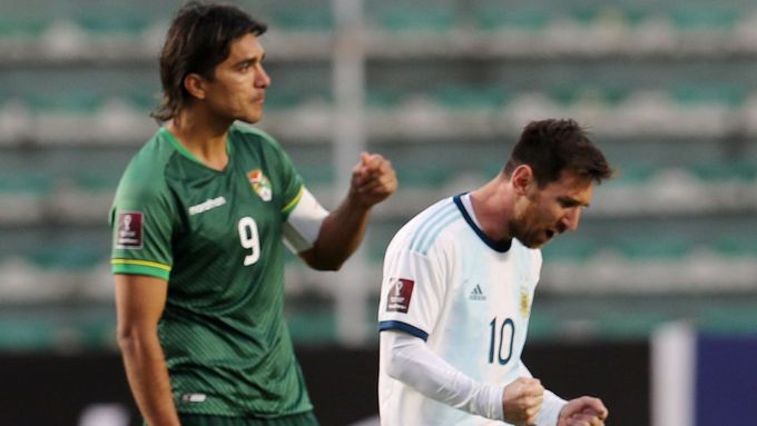 Lionel Messi slaví výhru Argentiny v Bolívii, za ním kapitán soupeře Marcelo Moreno, který se také dostal do konfliktu s Messim