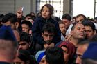 Přes Maďarsko prošlo už 330 000 běženců, o azyl jen během prázdnin požádalo 78 000 lidí