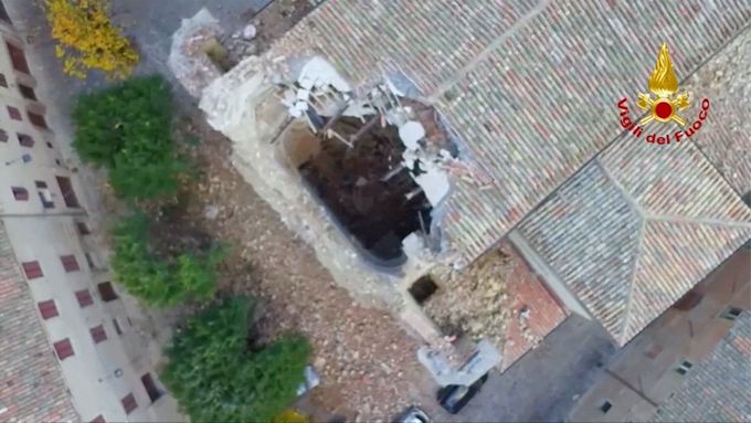 Střední Itálii zasáhlo další zemětřesení – tentokrát o síle 6,6 stupně. Došlo k poškození řady budov. Zatím nejsou hlášeni žádní mrtví.