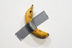 Umělci se hádají, kdo z nich jako první přilepil banán ke zdi. Spor skončil u soudu
