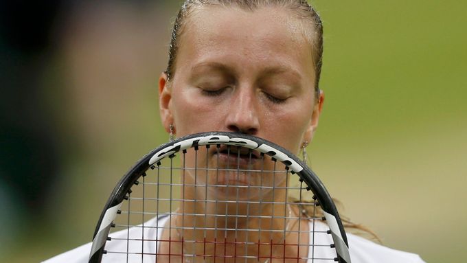 Petra Kvitová se ve čtvrtfinále Wimbledonu prala se soupeřkou i počínající nemocí.