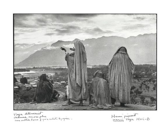 Snímek Henri Cartier-Bressona z indického Srirangaru (1948). Aukční síň Christie's ho dražila v roce 2012. Pod fotkou je Bressonův podpis.