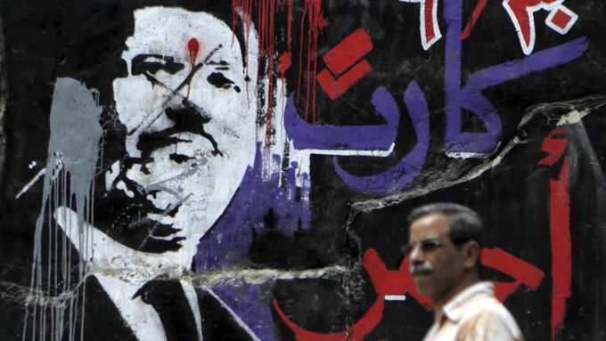 Grafiti s portrétem Mursího v Káhiře.