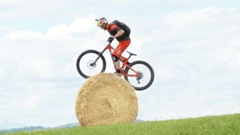 Skotský biker dokáže s kolem neuvěřitelné triky. Podívejte se