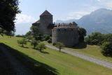 Na svazích alpského pohoří se rozkládá Lichtenštejnské knížectví. A dodnes mu také vládnou Lichtenštejnové, což je světová rarita. Vládnou z tohoto hradu z 16. století, novodobě přestavěného na zámek.