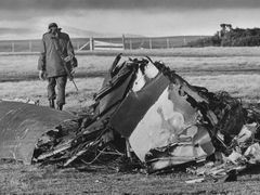 Železná lady vyslala v roce 1982 britský expediční sbor k Falklandám. Na snímku argentinský voják, který prochází kolem sestřeleného britského bojového letounu v Darwinu.