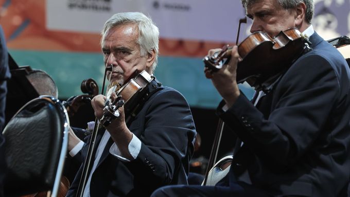 Česká filharmonie - koncert filmové hudby zdarma na Hradčanském náměstí v Praze.