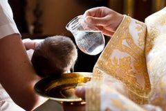 Kněz při křtech roky odříkával špatná slova. Věřící nyní musí podstoupit obřady znova