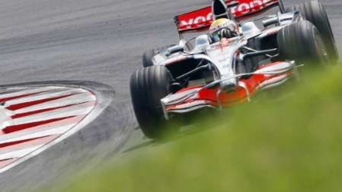 Lewis Hamilton na trati Hungaroringu.