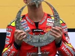 Marco Melandri z Fortuna Honda s trofejí pro vítěze MotoGP Grand Prix v Turecku.