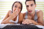 Češi na internetu nejvíc hledají Facebook a porno