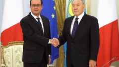 French President Hollande shakes hands with his Kazakh counterpart Nazarbayev in Astana