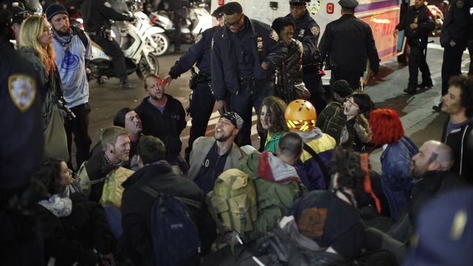 Pražští aktivisté se inspirovali akcí Okupuj Wall Street.
