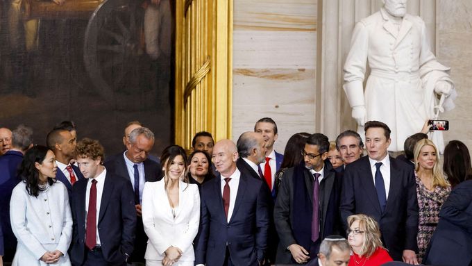 Spotlight moment: Zuckerberg, Bezos, Musk. Kapitáni tech-průmyslu už diktují politiku, říká expert