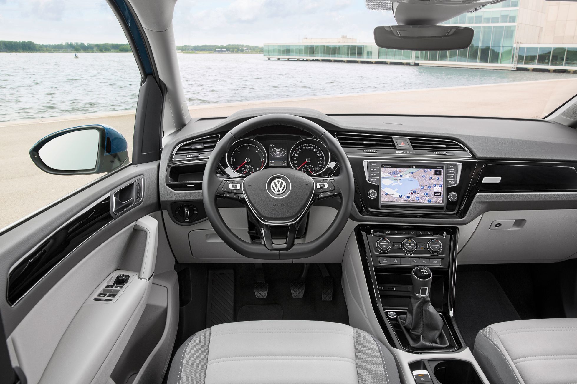 Přístrojová deska nového VW Touran s největším možným dotekovým displejem a příplatkovou navigací.