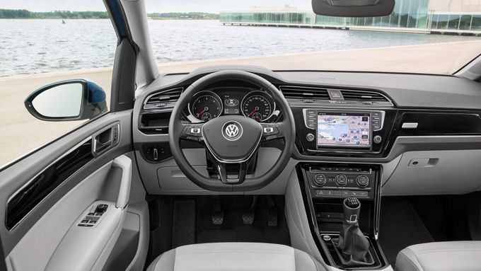 Přístrojová deska nového VW Touran s displejem, na němž se odehrává propojení s vnějším světem.