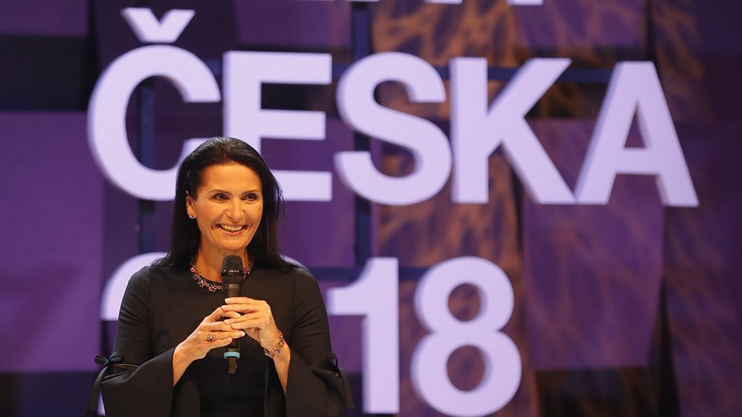 Michaela Bakala při úvodním proslovu. Fotografie z konání akce TOP ŽENY ČESKA 2018. Forum Karlín, Praha, 21. 1. 2019.