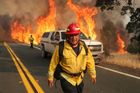 V Los Angeles naměřili téměř 50 stupňů. Obrovské požáry dál decimují Kalifornii