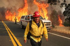 V Los Angeles naměřili téměř 50 stupňů. Obrovské požáry dál decimují Kalifornii